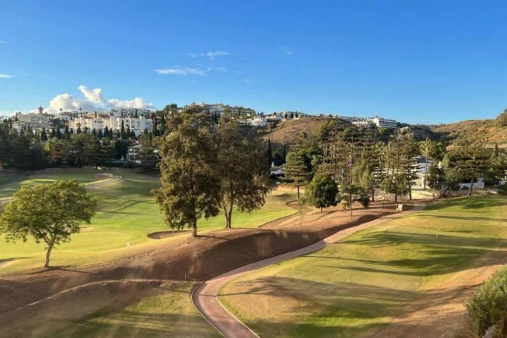 5* Stunning Golf & Sea Apartment 미하스 외부 사진